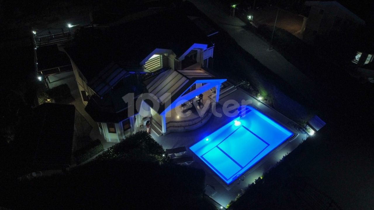 4+1 DENIZE 50M VILLA