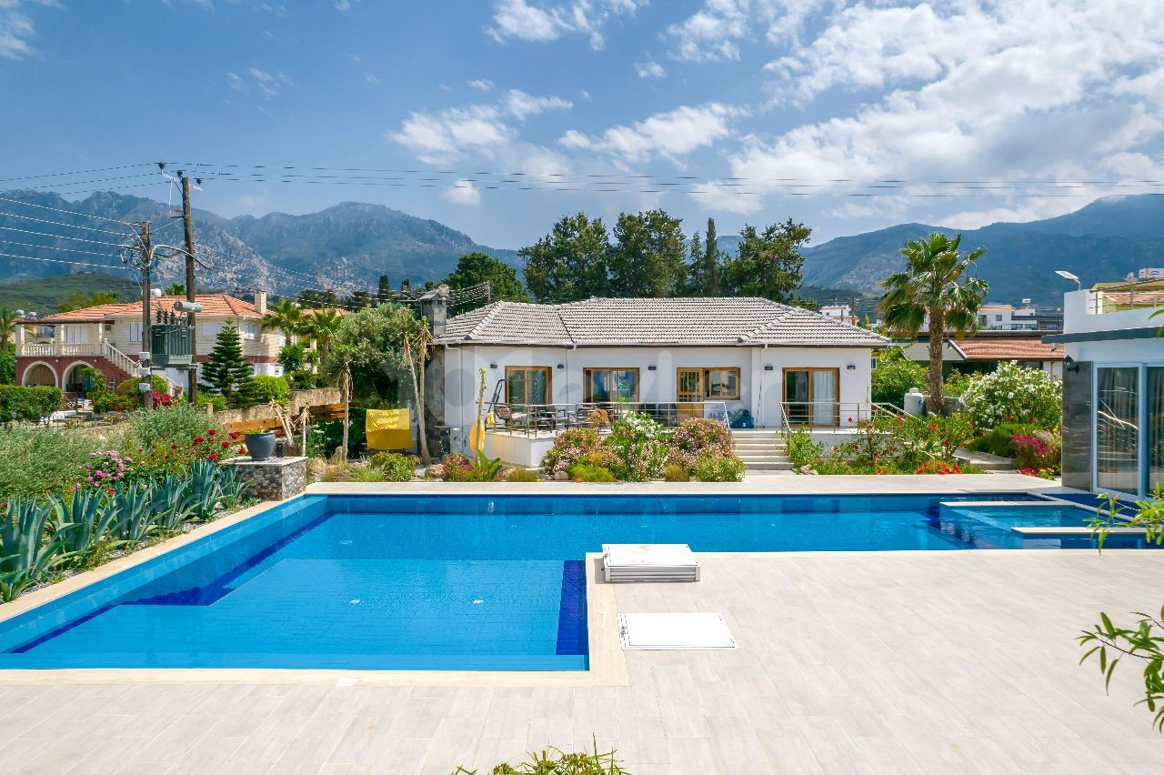 5 Bedroom Villa with Private Pool for Daily Rent in Alsancak region ** 