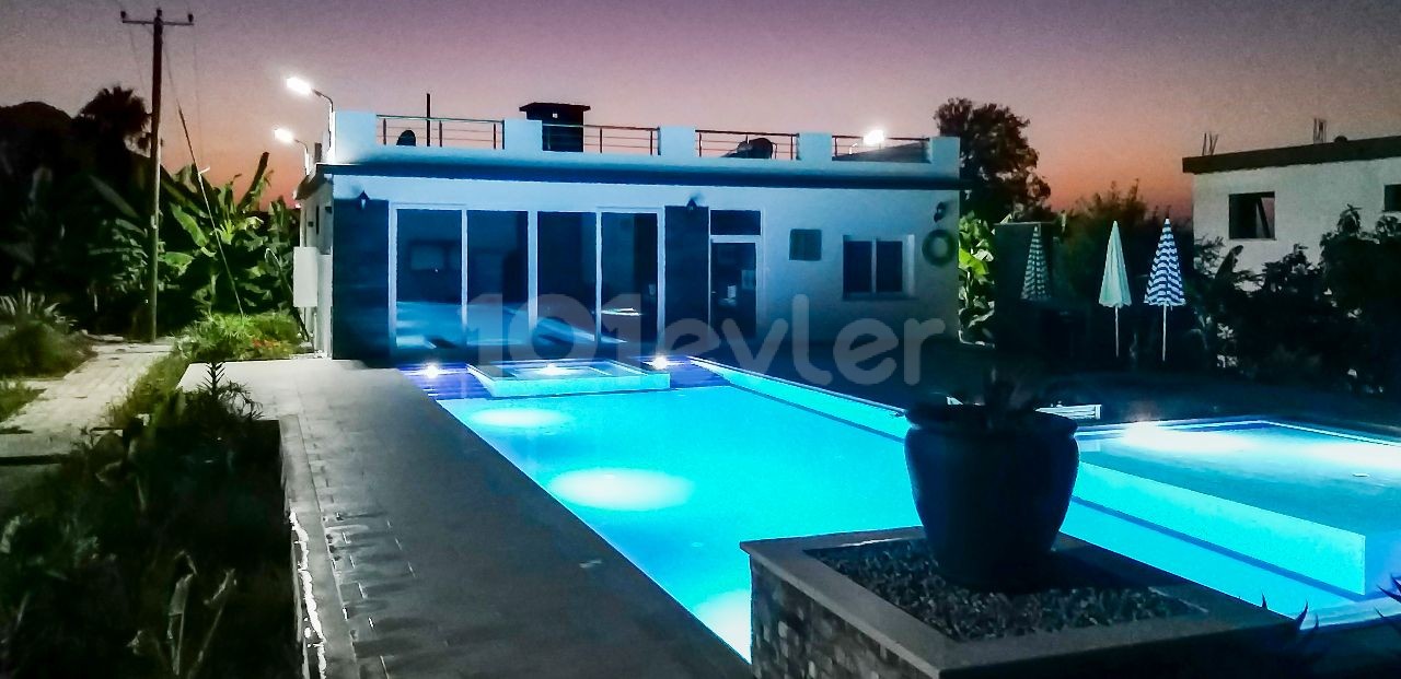 Alsancak bölgesinde 5 Yatak odalı Özel Havuzlu Günlük Kiralık Villa