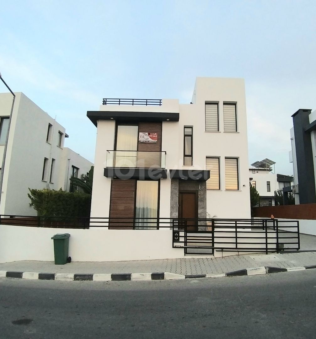 Alsancak Bölgesinde Dağ ve Deniz Manzaralı, Muhteşem Konumda Satılık 3+1 Lüx Villa 