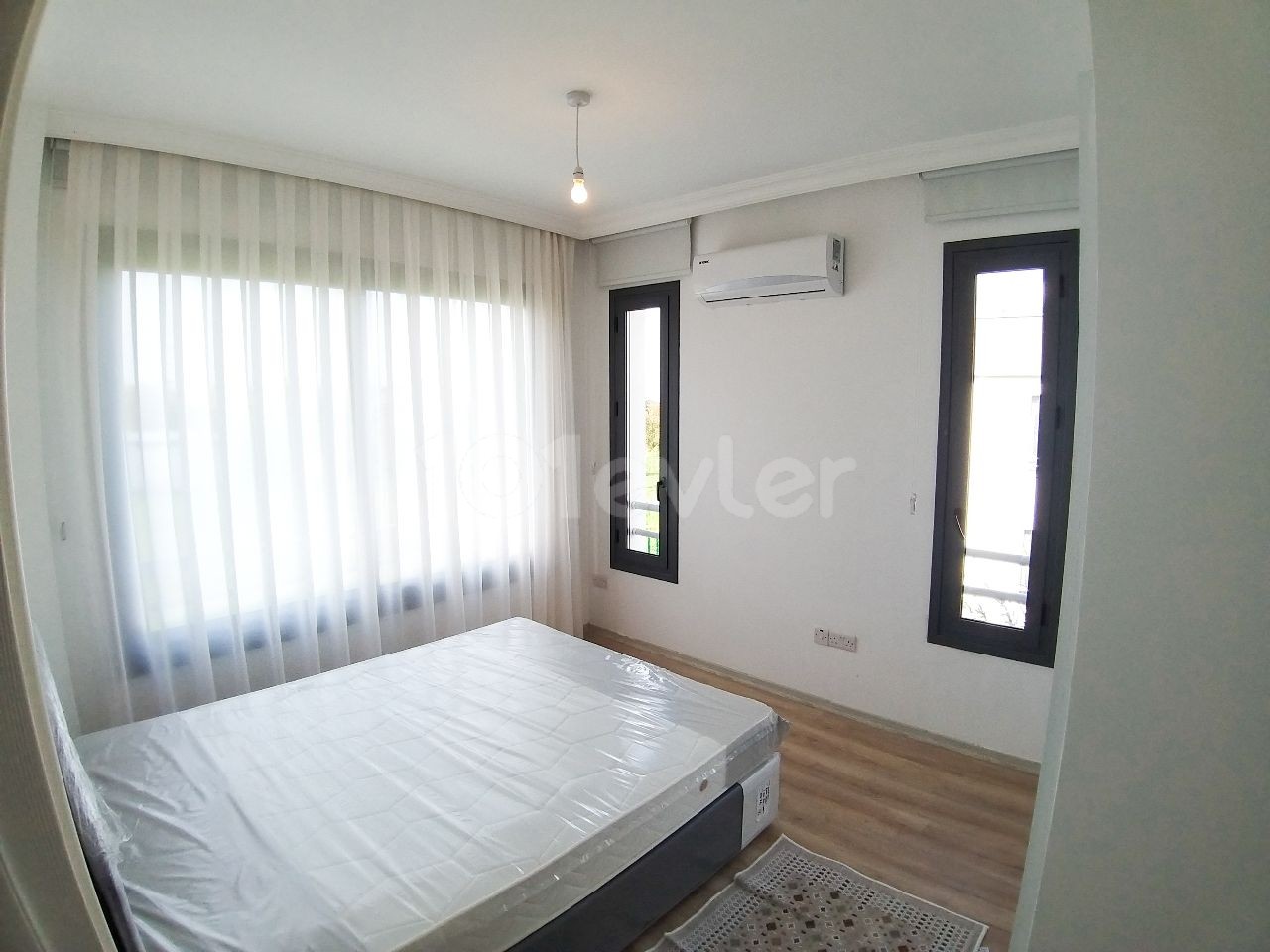 Alsancak bölgesinde, Ana caddeye ve denize yürüme mesafesinde 2+1 Kiralık Daire