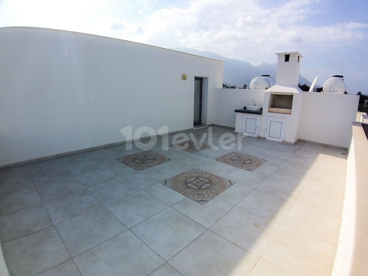 2+1 Flat for Rent in Alsancak, within walking distance to the main street and the sea