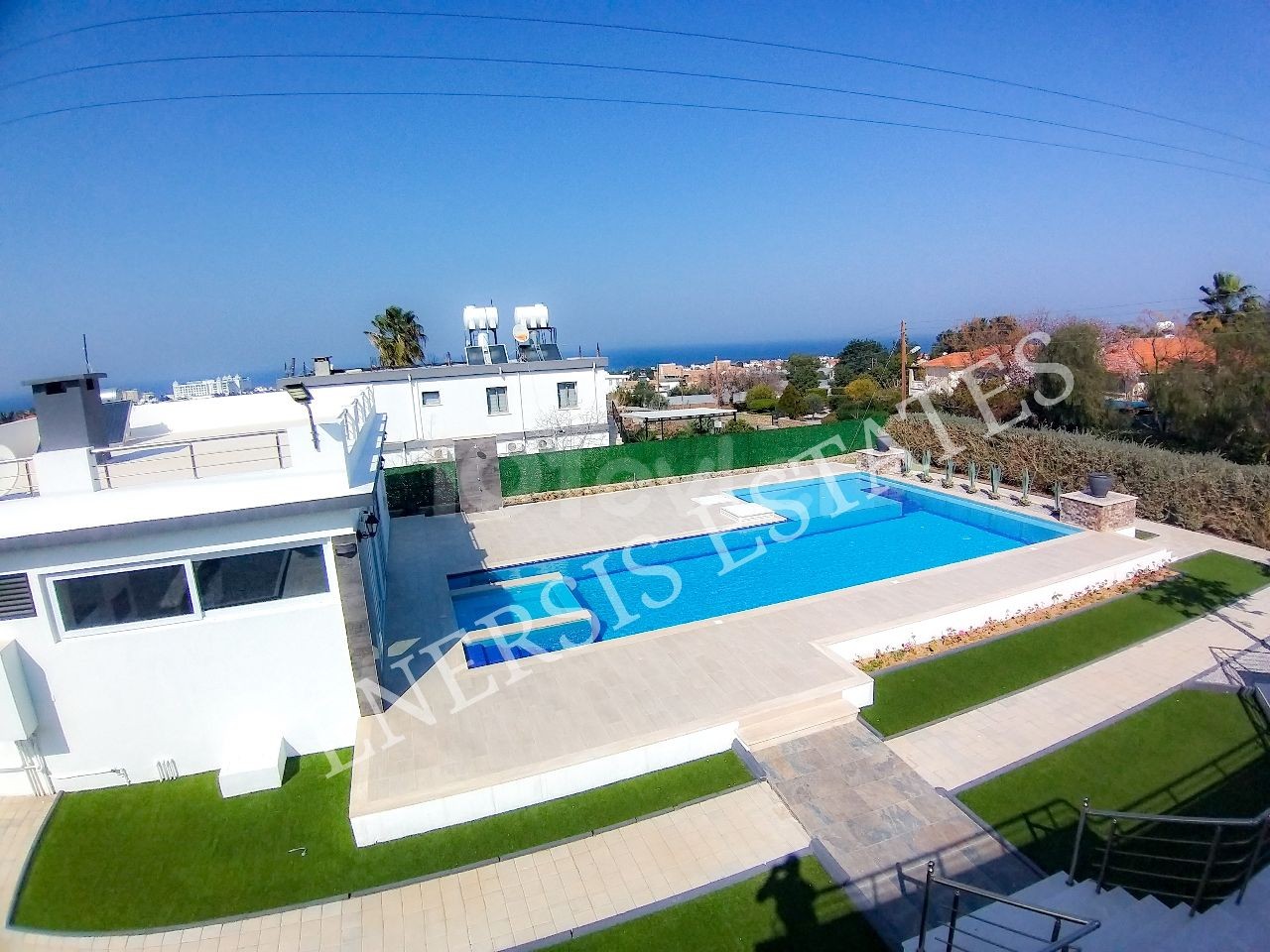 Freistehende Villa mit Berg- und Meerblick in der Region Alsancak 