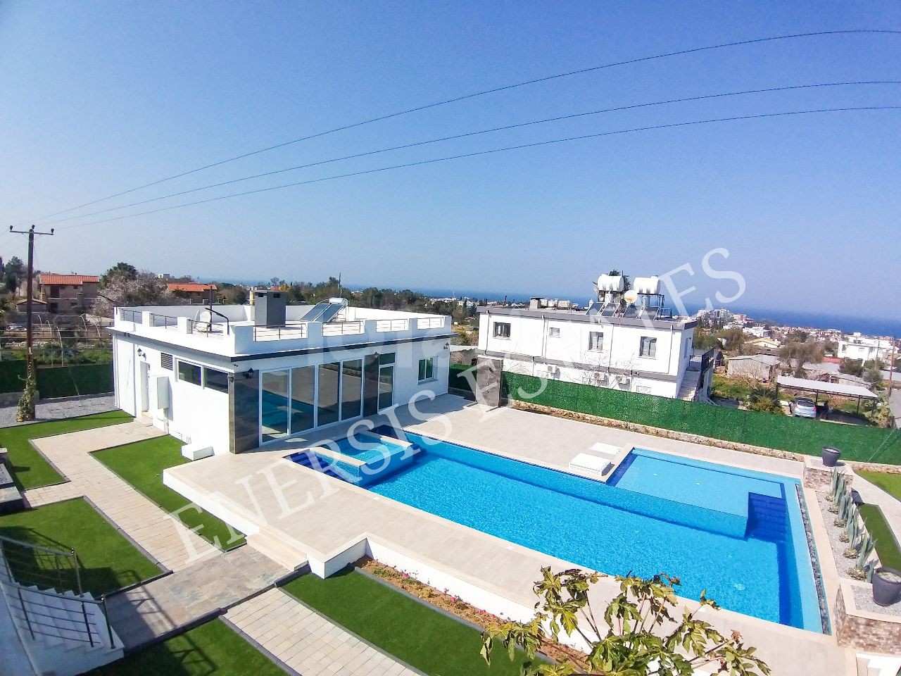 Freistehende Villa mit Berg- und Meerblick in der Region Alsancak 