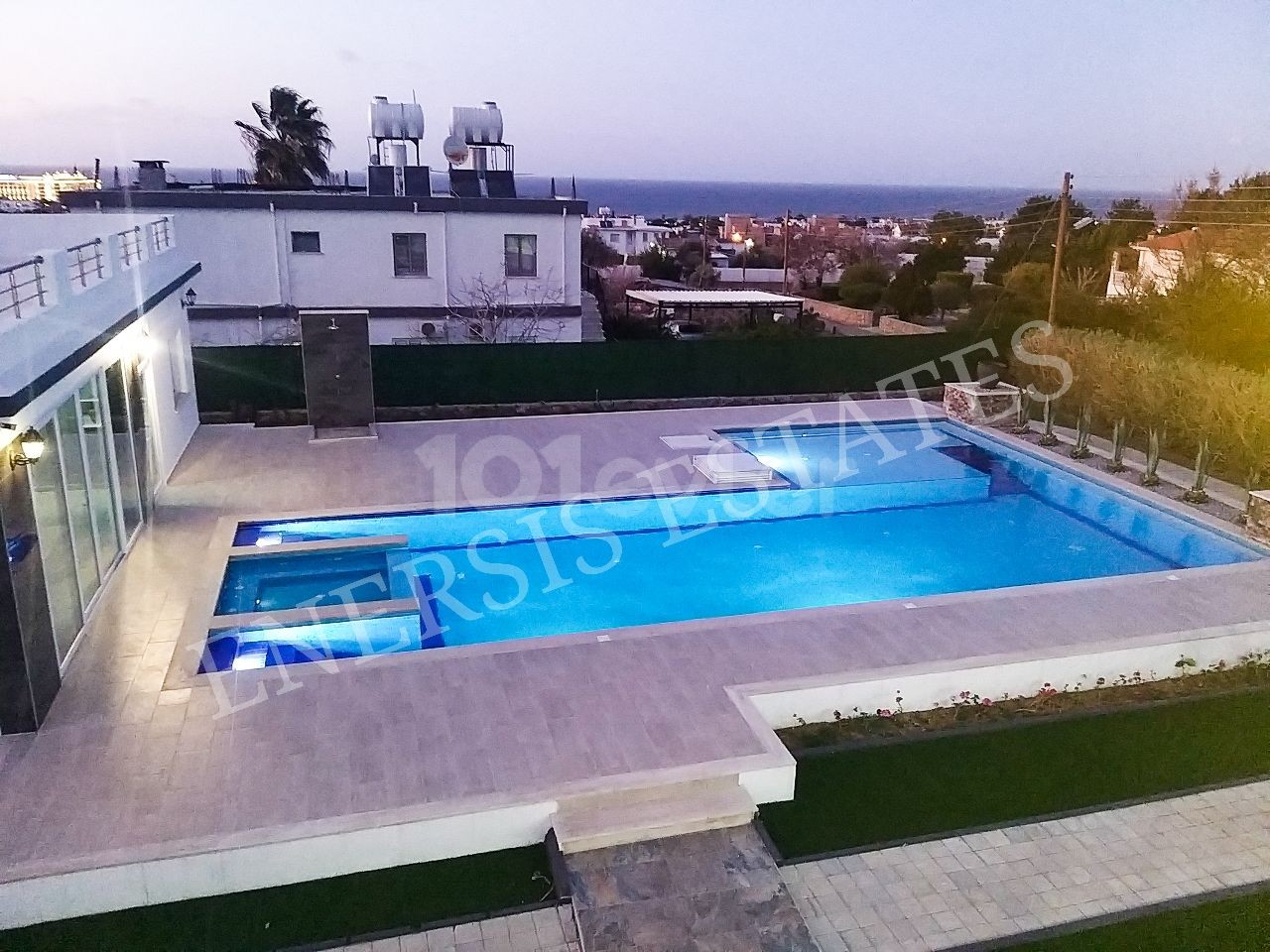 Alsancak bölgesinde Dağ ve Deniz manzaralı Müstakil Villa 