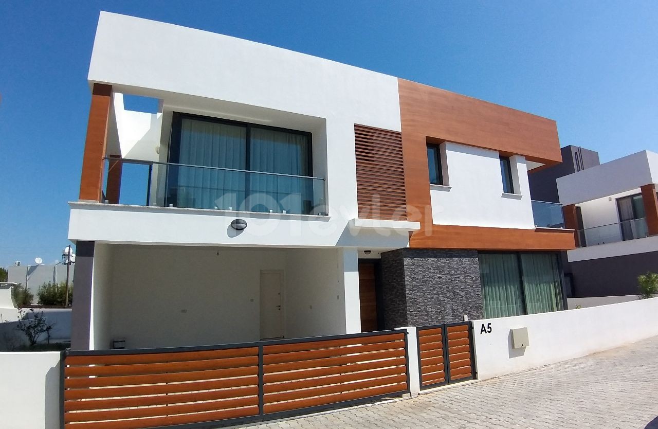 Lefkoşa Ortaköy'de TÜRK MALI 4+1, 230 m2, Triplex Villa