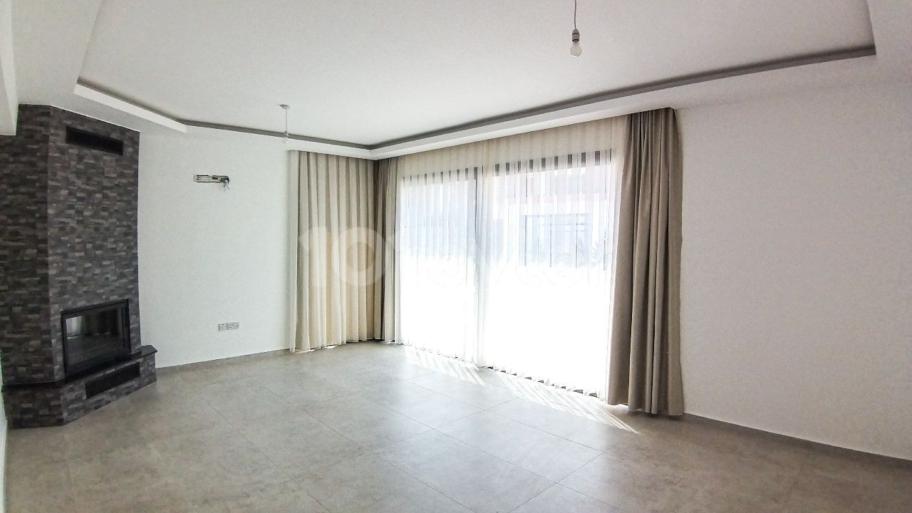 Lefkoşa Ortaköy'de TÜRK MALI 4+1, 230 m2, Triplex Villa
