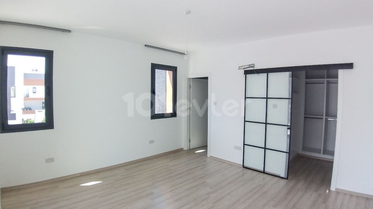 Lefkoşa Ortaköy'de TÜRK MALI 4+1, 230 m2, Triplex Villa