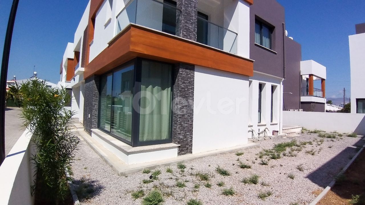 Lefkoşa Ortaköy'de TÜRK MALI 4+1, 230 m2, Triplex Villa