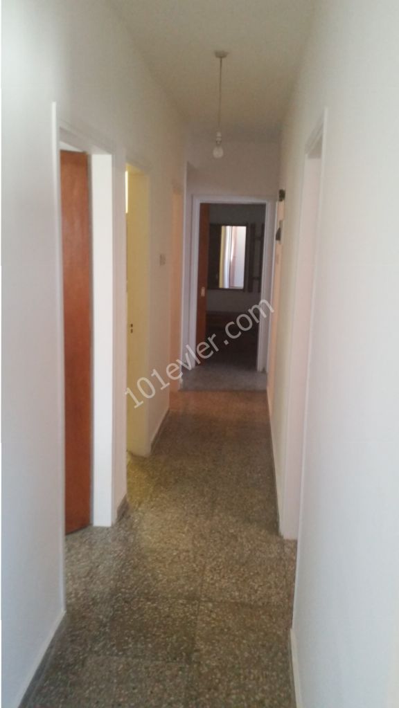 3+1 Fully furnished flat in Yenisehir Nicosia, free internet, 3 minutes walk to bus stop, 5 minutes to Dereboyu