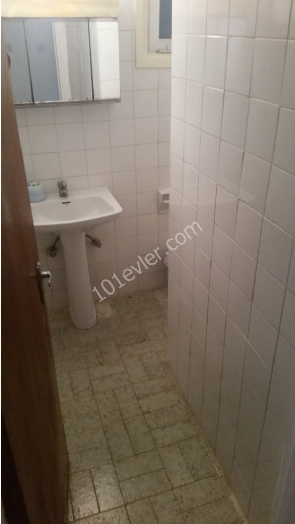 3+1 Fully furnished flat in Yenisehir Nicosia, free internet, 3 minutes walk to bus stop, 5 minutes to Dereboyu