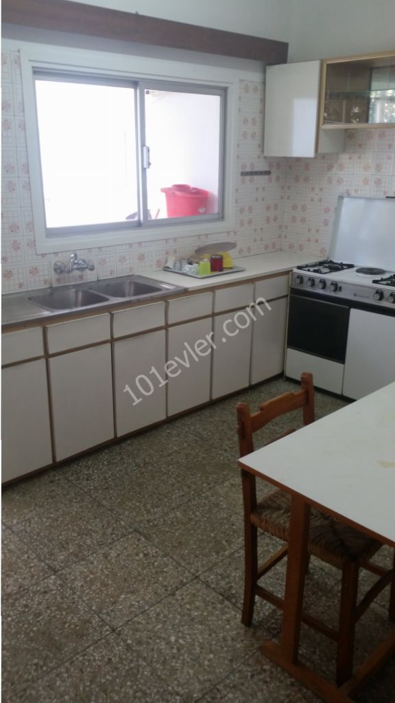 3+1 Fully furnished flat in Yenisehir Nicosia, free internet, 3 minutes walk to bus stop, 5 minutes to Dereboyu