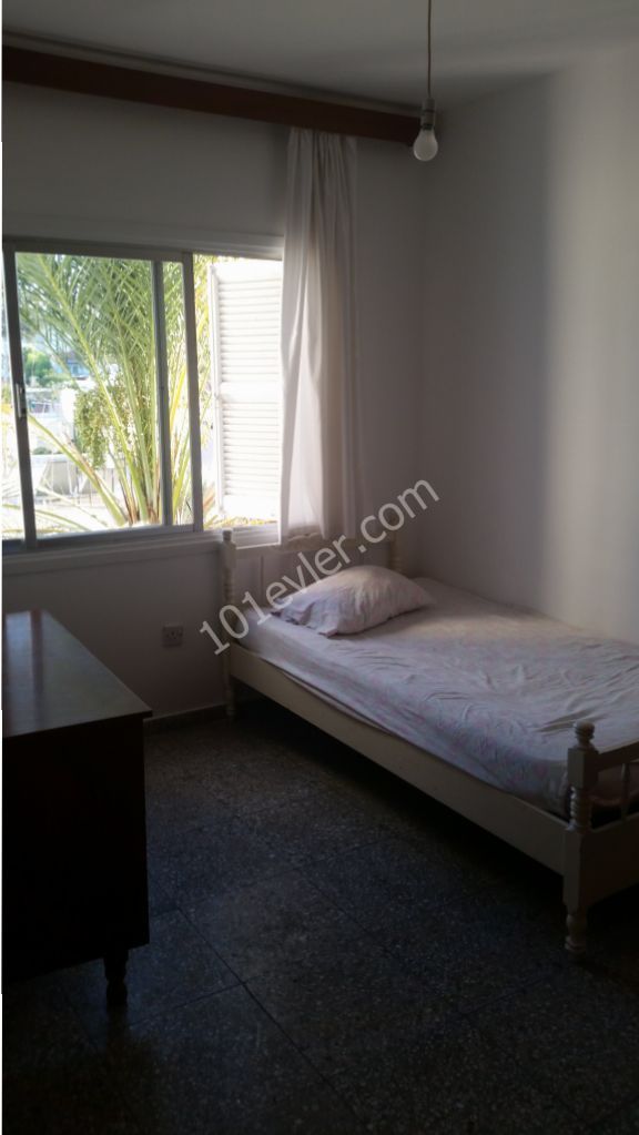 3+1 Fully furnished flat in Yenisehir Nicosia, free internet, 3 minutes walk to bus stop, 5 minutes to Dereboyu