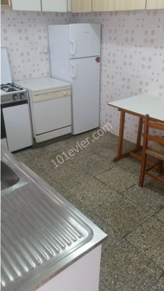 3+1 Fully furnished flat in Yenisehir Nicosia, free internet, 3 minutes walk to bus stop, 5 minutes to Dereboyu