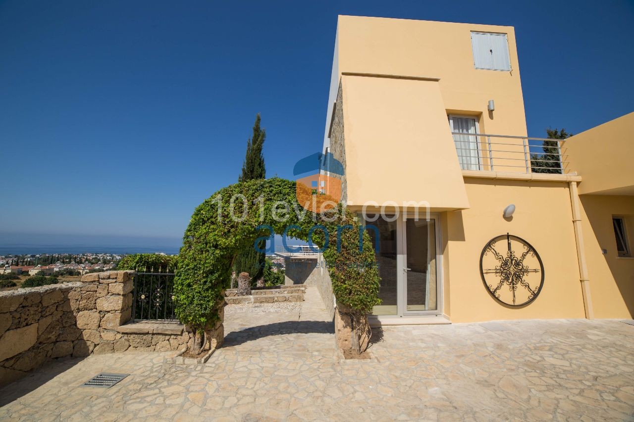 VIELSEITIGES EINFAMILIENHAUS MIT 180-GRAD-PANORAMABLICK AUF DAS MEER ** 