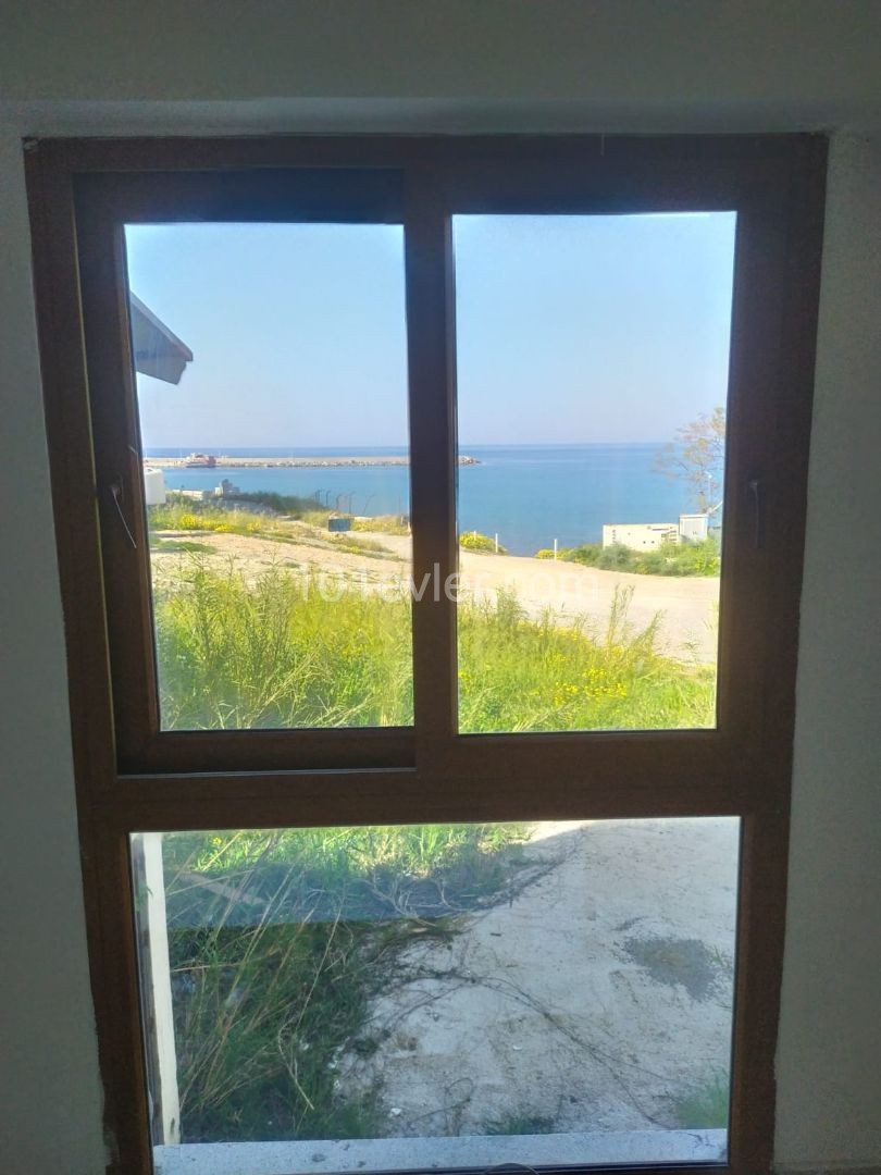 Girne'de Geniş 3 Yataklı Deniz Manzaralı Daire