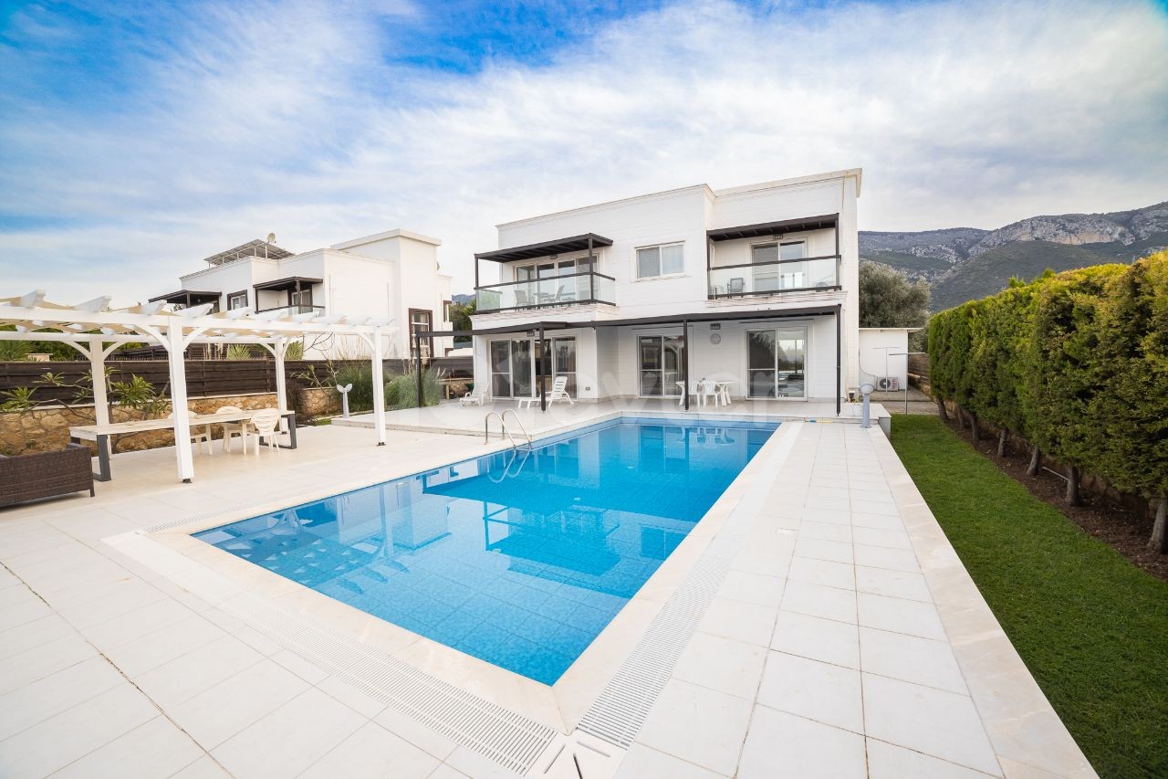 Impressive Family Home With Pool and Child-Friendly Yard, Catalkoy