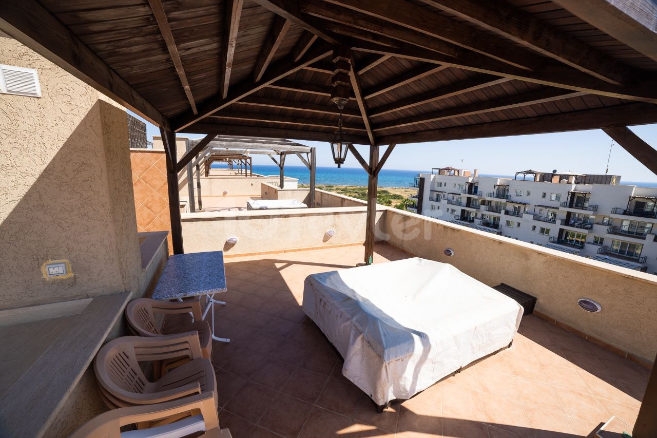 Helles und luftiges 3-Bett-Penthouse im Resort-Stil mit eigenem Strand. 