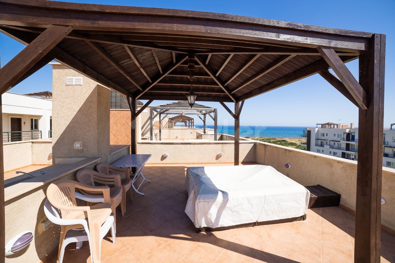 Helles und luftiges 3-Bett-Penthouse im Resort-Stil mit eigenem Strand. 