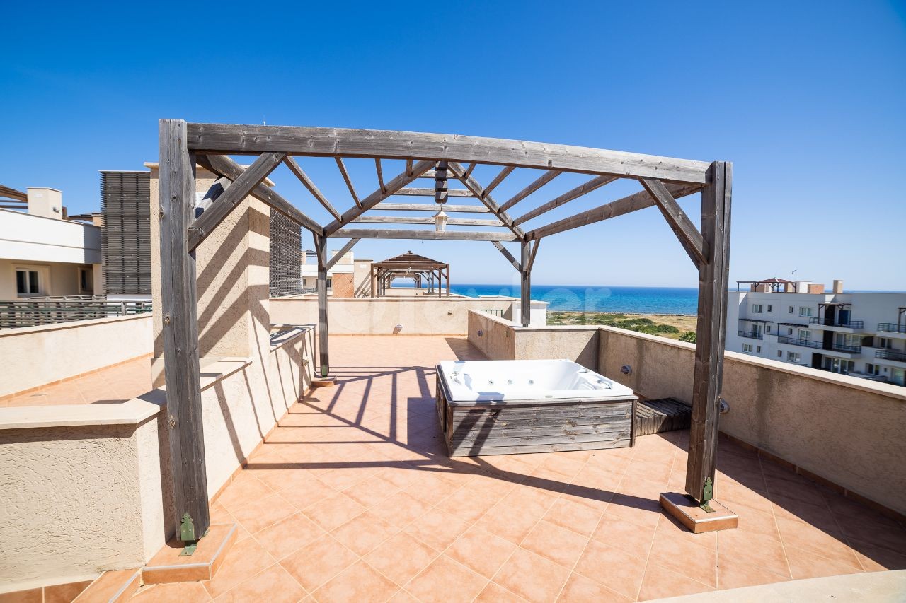 Helles und luftiges 3-Bett-Penthouse im Resort-Stil mit eigenem Strand. 