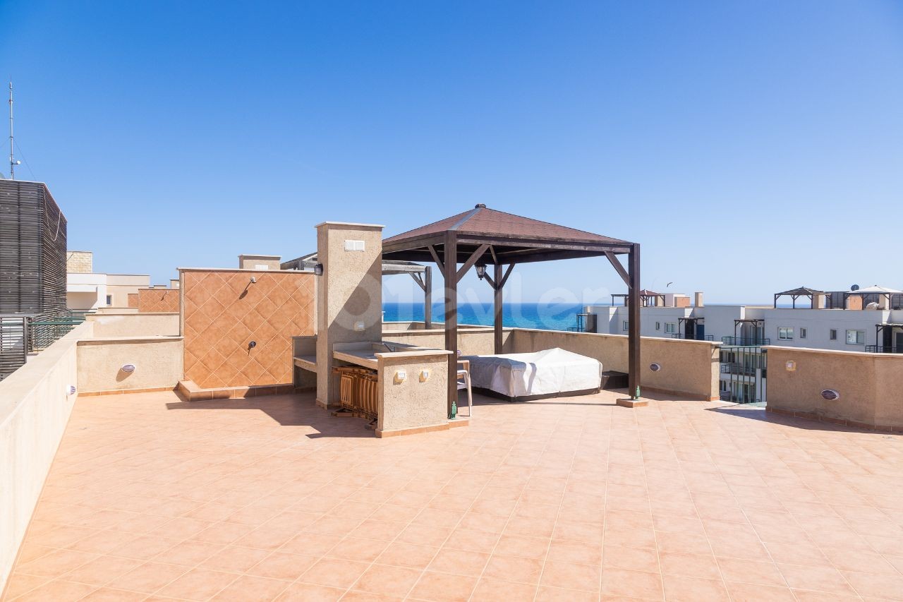 Helles und luftiges 3-Bett-Penthouse im Resort-Stil mit eigenem Strand. 