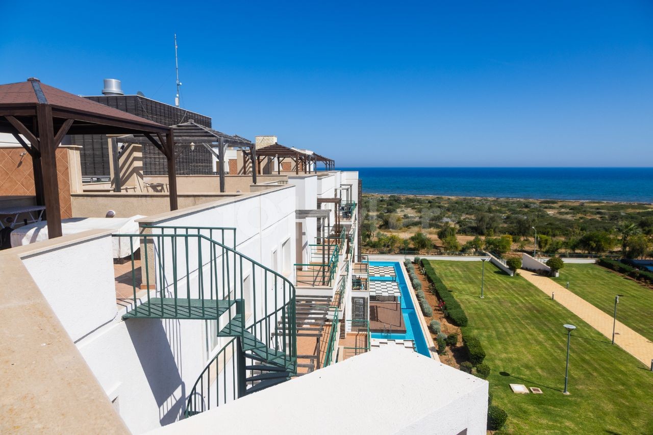 Helles und luftiges 3-Bett-Penthouse im Resort-Stil mit eigenem Strand. 