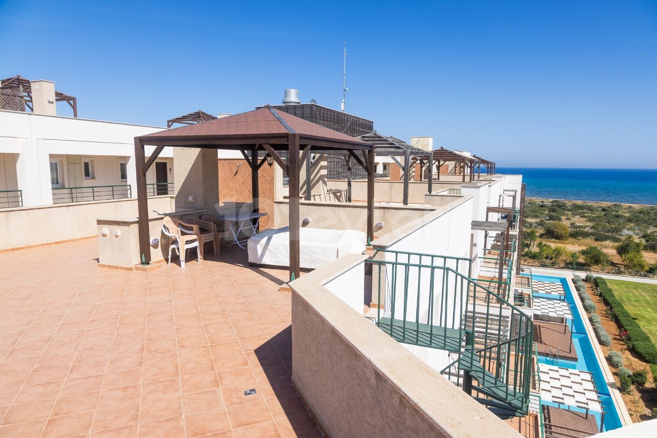 Helles und luftiges 3-Bett-Penthouse im Resort-Stil mit eigenem Strand. 