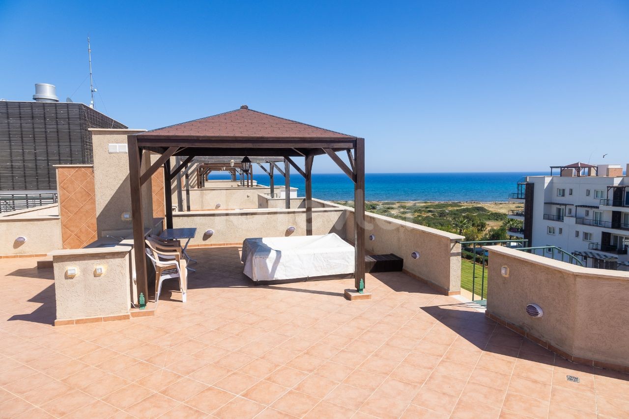 Helles und luftiges 3-Bett-Penthouse im Resort-Stil mit eigenem Strand. 