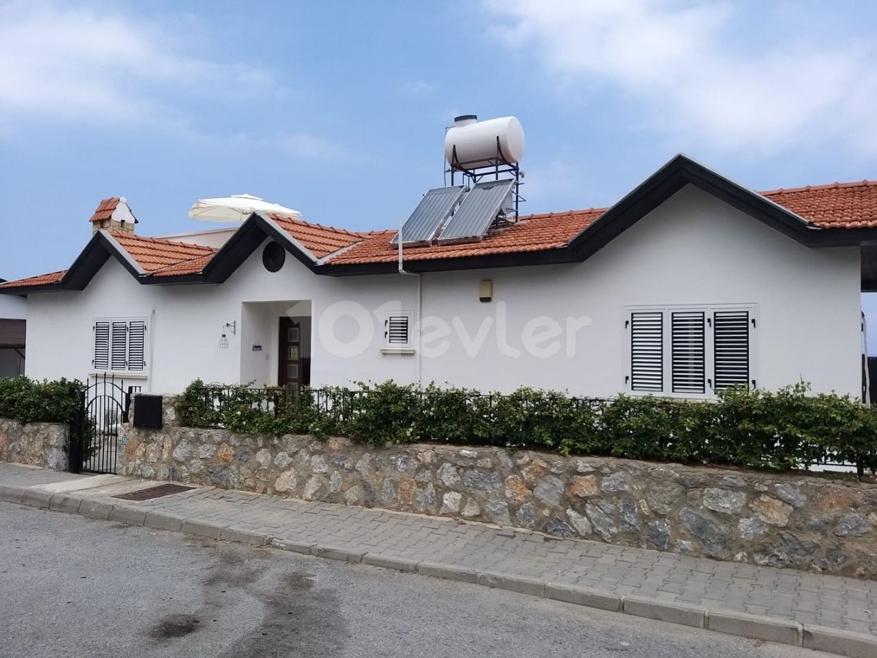 Wunderschön präsentiert 3 Schlafzimmer Bungalow mit ungebrochenem Meerblick