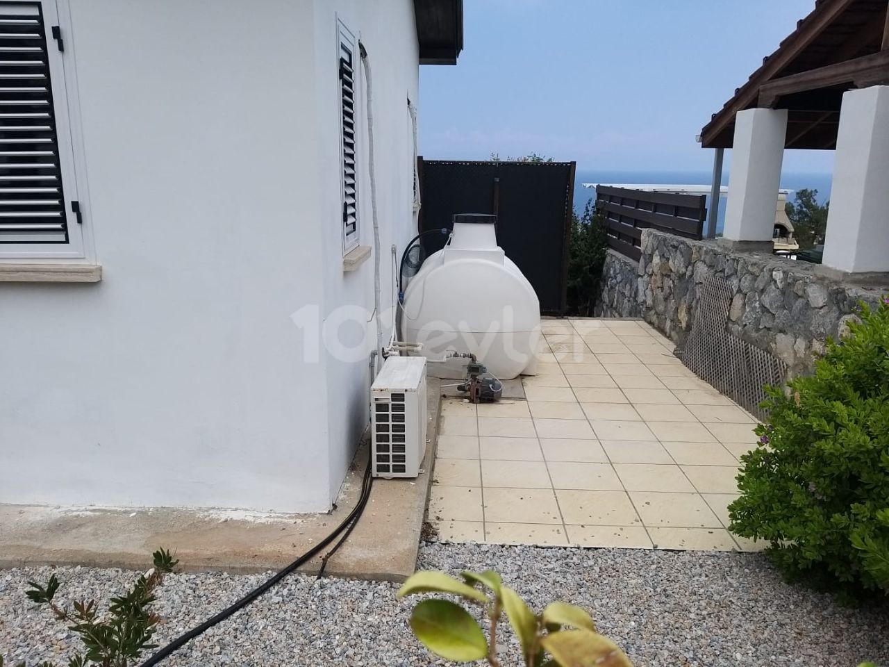 Wunderschön präsentiert 3 Schlafzimmer Bungalow mit ungebrochenem Meerblick