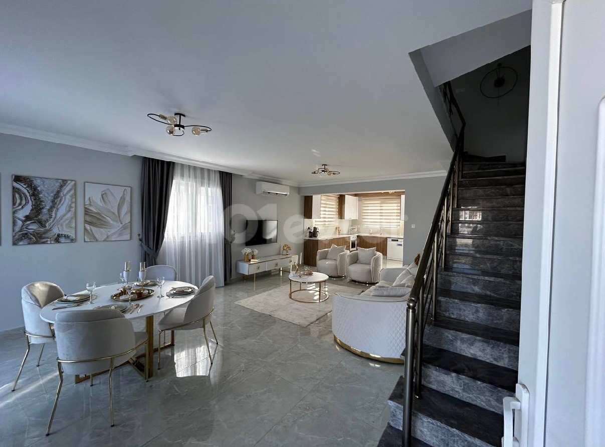 Doppelhaushälfte 3+1 Triplex-Villa zum dringenden Verkauf im Royal Sun Elite-Projekt
