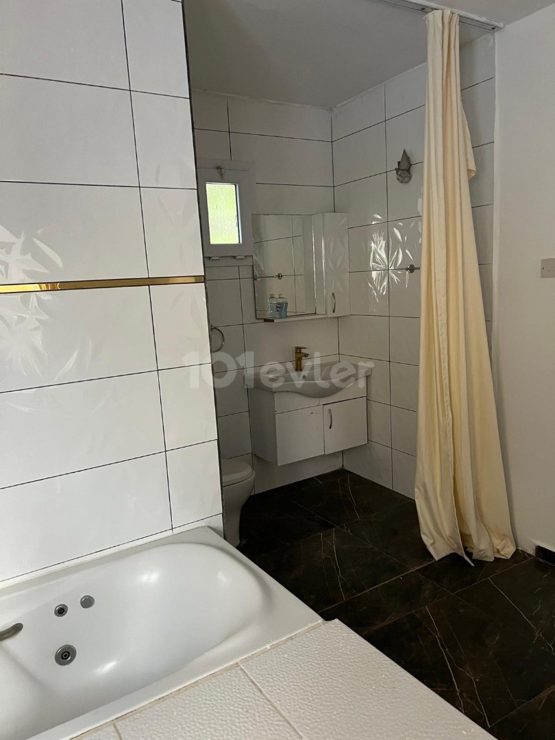 Kiralık 1+1 müstakil ev full eşyalı küvet banyolu Gulseren’de