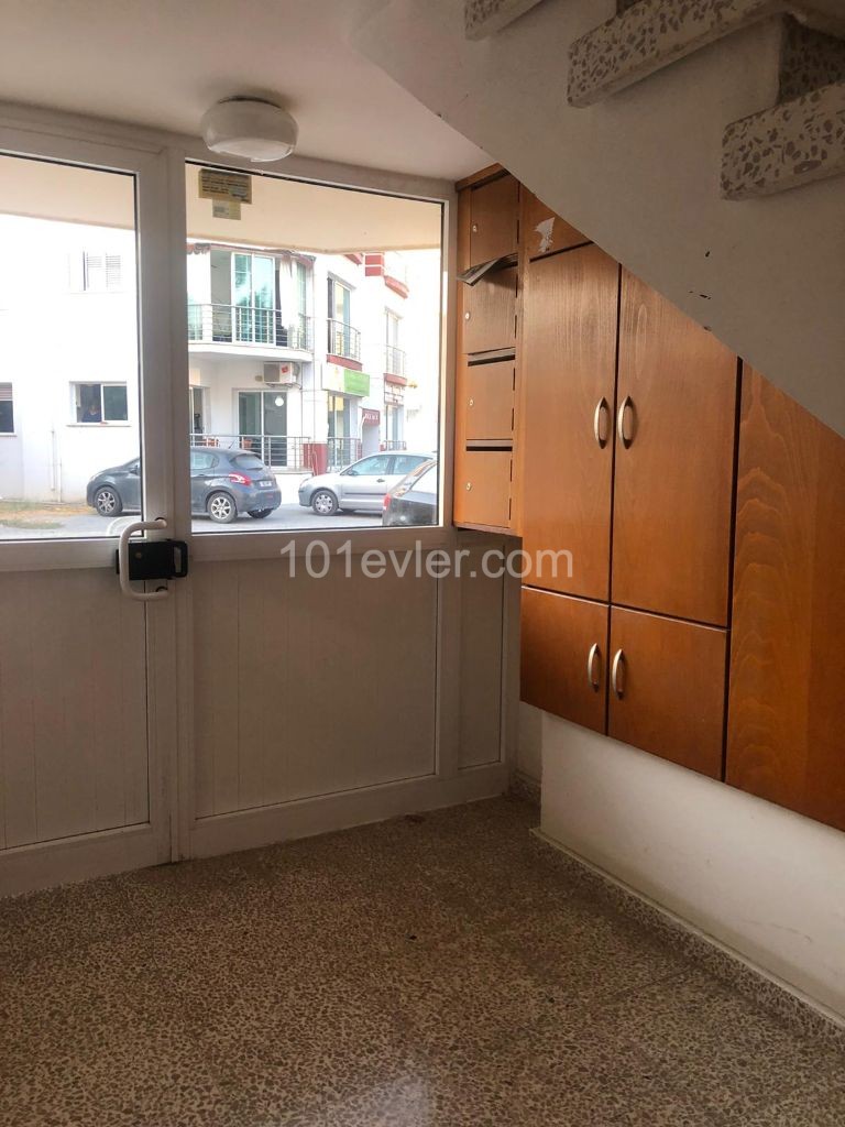 Aileler için ideal, Köşe Apartmanda, orta katta tek,  3 yatak odalı daire