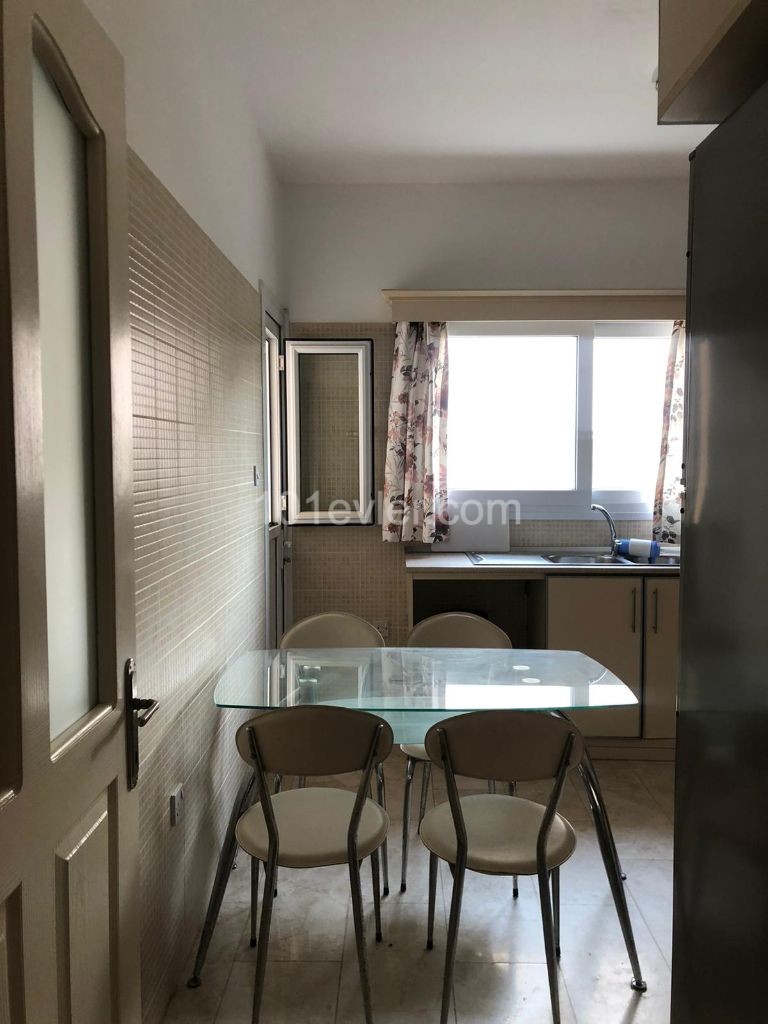 Aileler için ideal, Köşe Apartmanda, orta katta tek,  3 yatak odalı daire