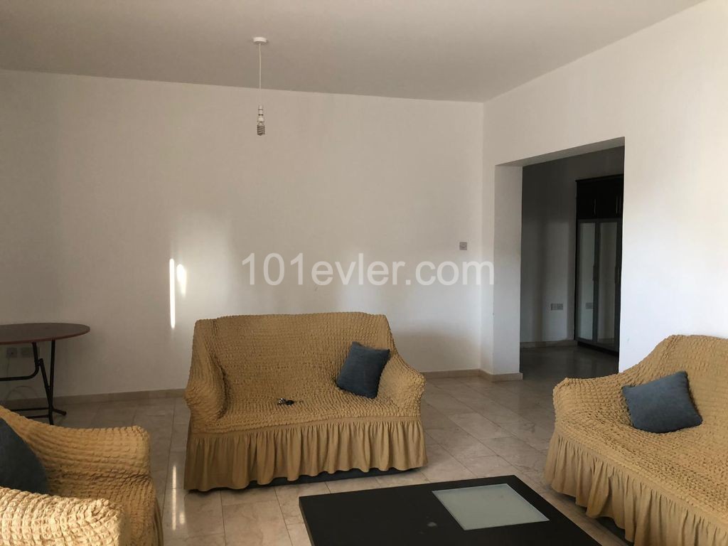 Aileler için ideal, Köşe Apartmanda, orta katta tek,  3 yatak odalı daire