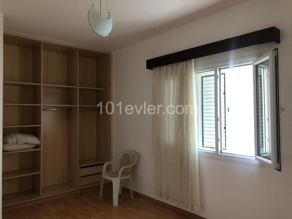 Aileler için ideal, Köşe Apartmanda, orta katta tek,  3 yatak odalı daire