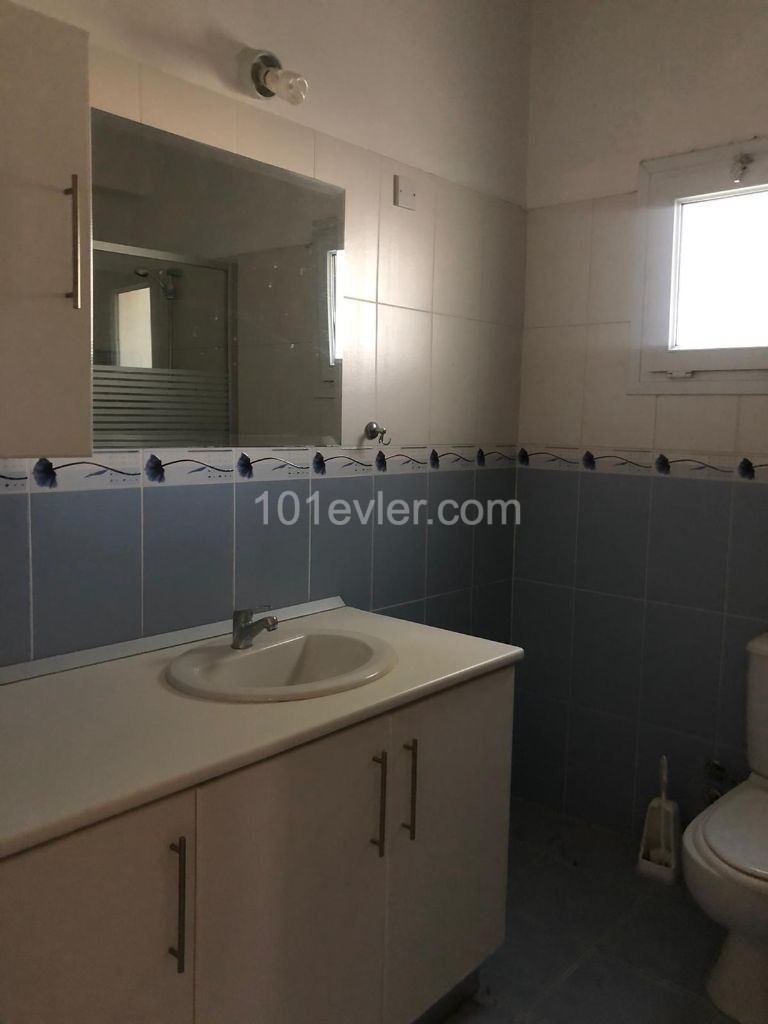 Aileler için ideal, Köşe Apartmanda, orta katta tek,  3 yatak odalı daire