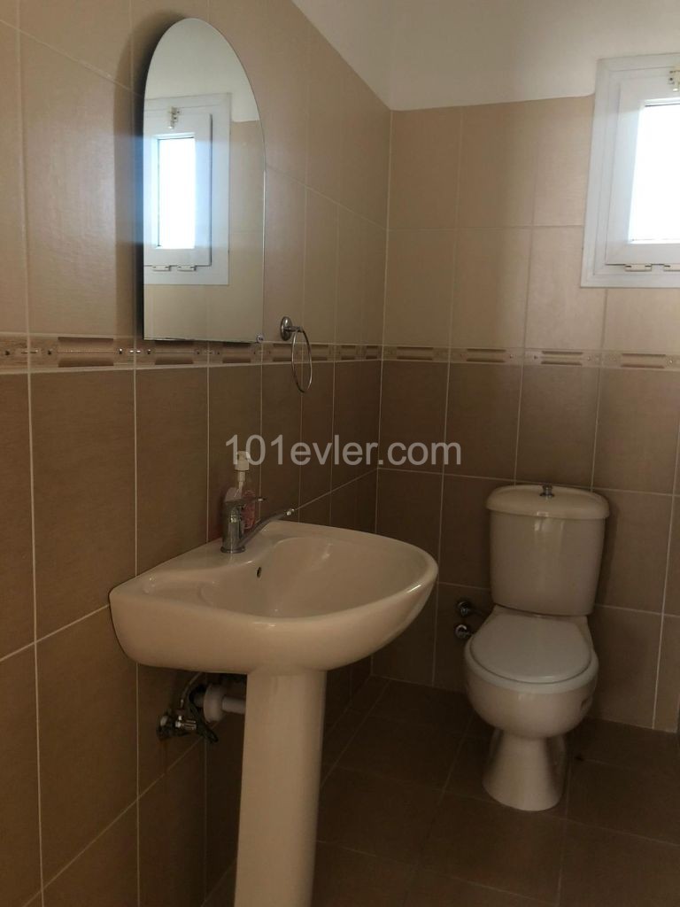 Aileler için ideal, Köşe Apartmanda, orta katta tek,  3 yatak odalı daire