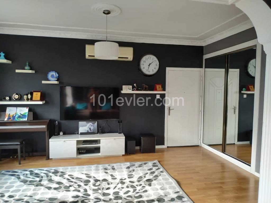 Aile Apartmanında (Levent Apartmanı), yenilenmiş ve tüm tadilatları yapılmış, 3 Yatak Odalı Daire, Yenikent 