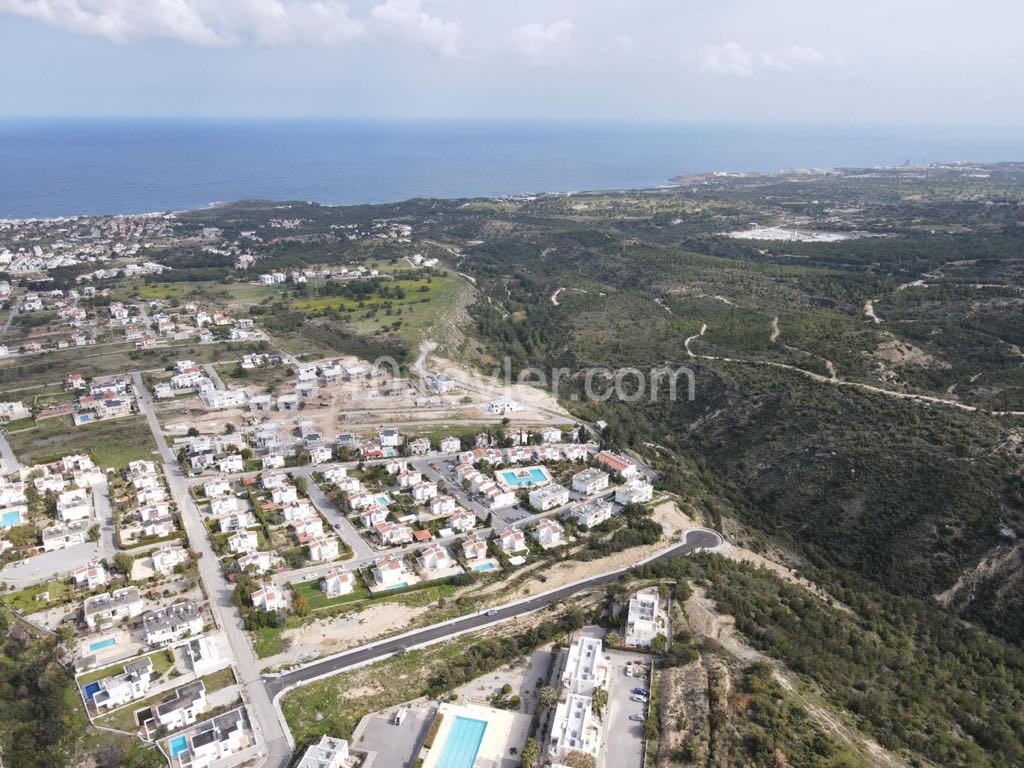 Çatalkoy de Hızlı gelişen bölgelerden birinde, satılık , geniş bir deniz manzarası olan, 100% eşdeğer 780m2 Arsa