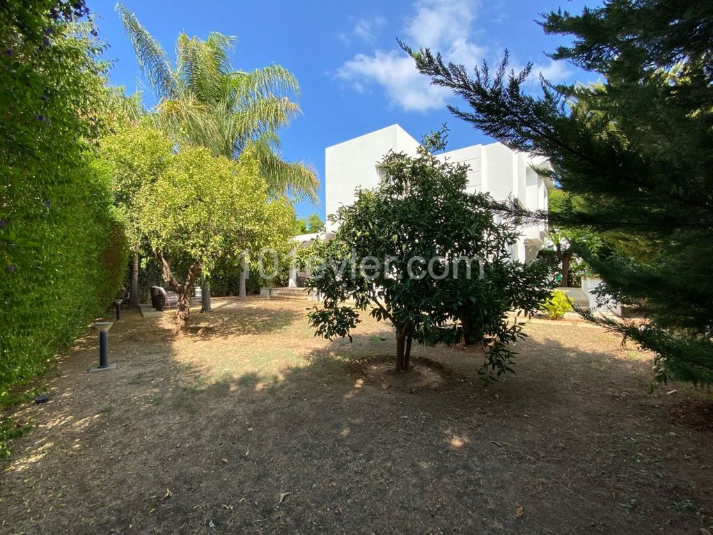 Price updated! Detached 4 bedroom villa with large garden for sale, in an easy-to-access area, in a complex with a prestigious pool