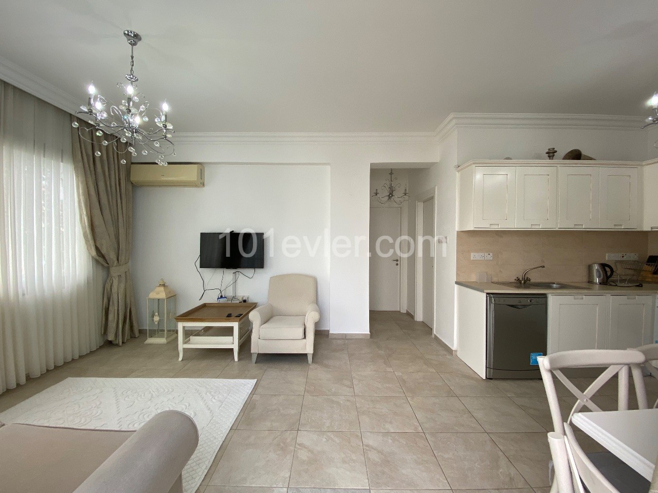 Privately furnished, well-kept 2 bedroom apartment with garden within walking distance to the sea ** 