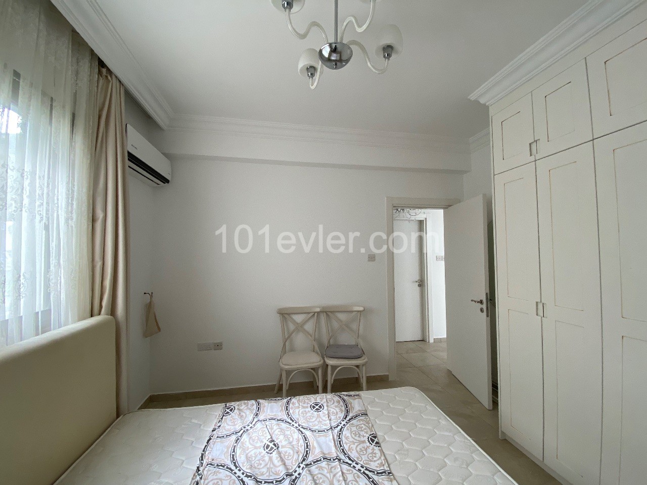 Privately furnished, well-kept 2 bedroom apartment with garden within walking distance to the sea ** 