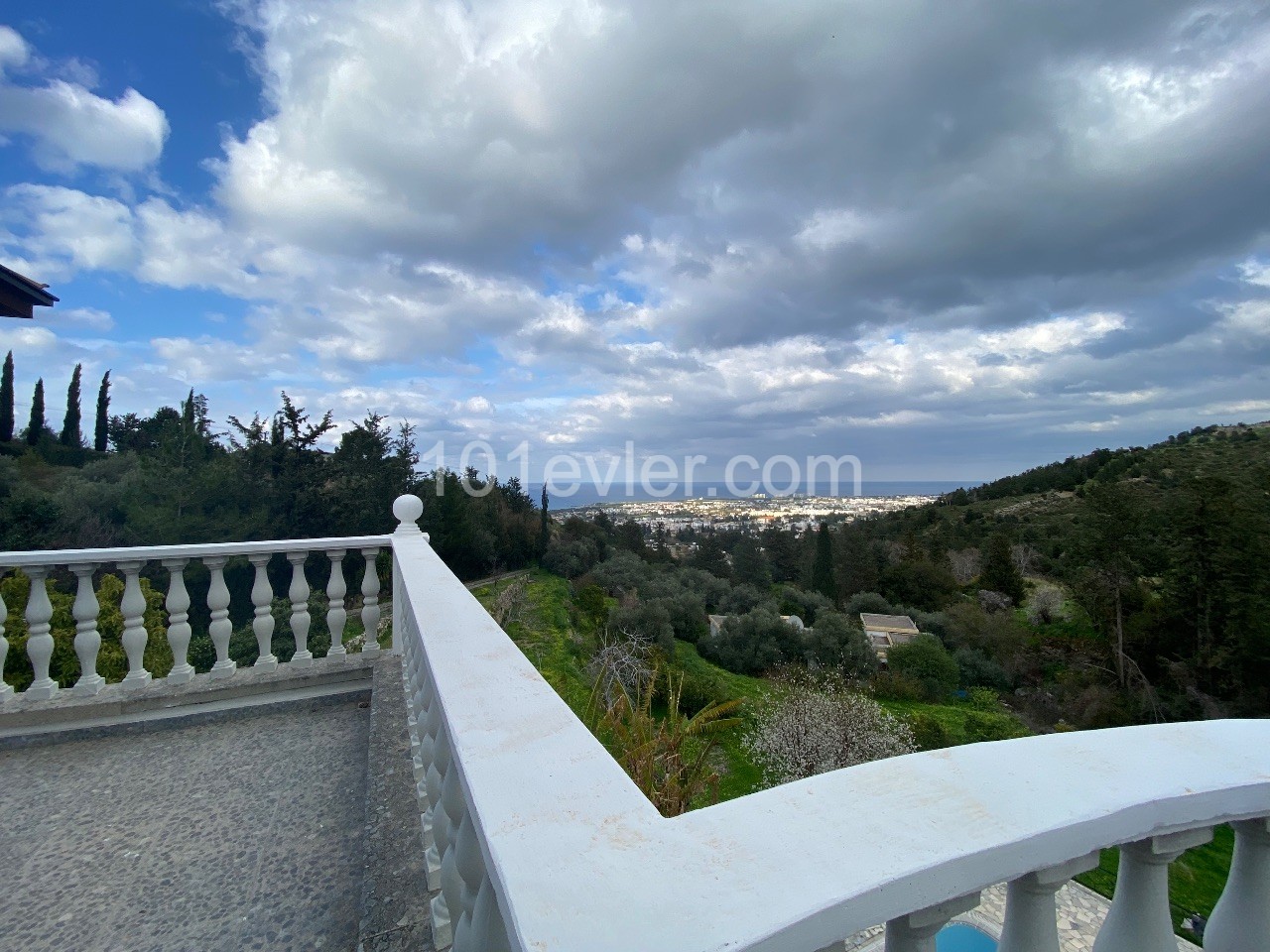 Detached house for sale in Lapta Başpınar, with an unobstructed sea view, within 3.5 donums ** 