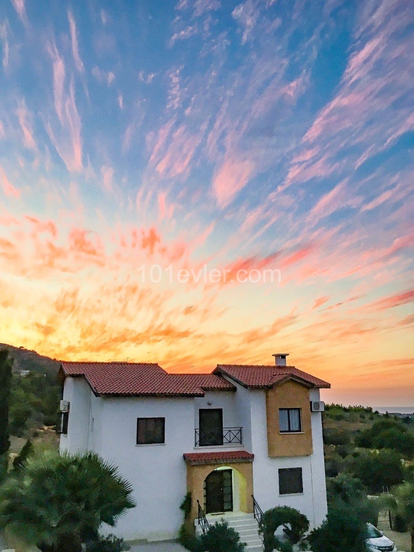 Lapta’da dağ ve deniz manzarasının sarhoşluğunda bırakacak 3 yatak Odalı villa!