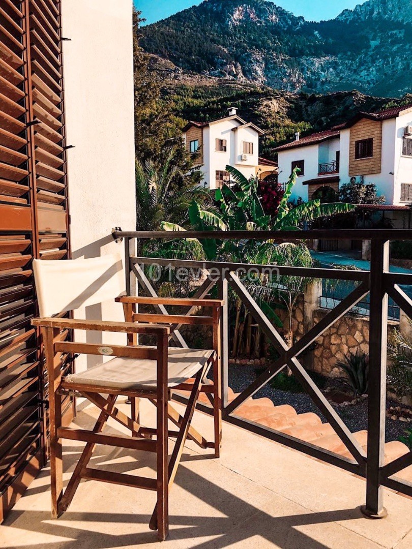 Lapta’da dağ ve deniz manzarasının sarhoşluğunda bırakacak 3 yatak Odalı villa!