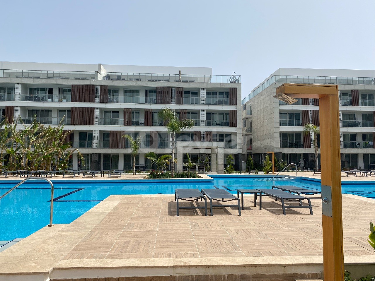 1 Bedroom Flat for Sale in a Luxury Complex 500m from Long Beach ** 