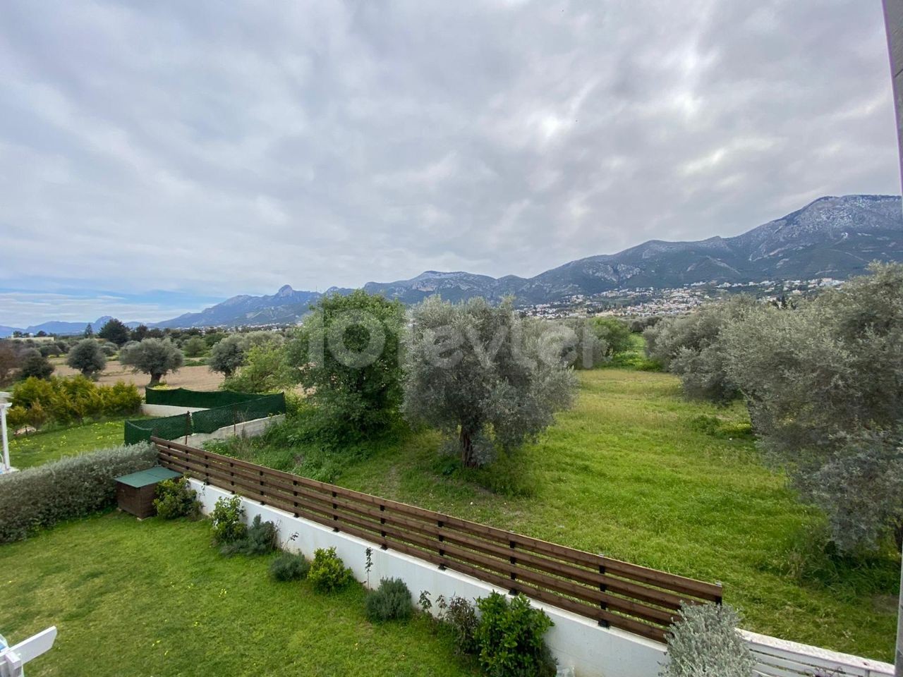 Penthouse mit Blick auf die Berge in Kyrenia Ozanköy ** 