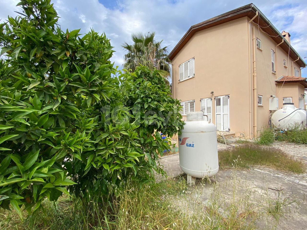 A two-storey villa with three bedrooms and a swimming pool ** 