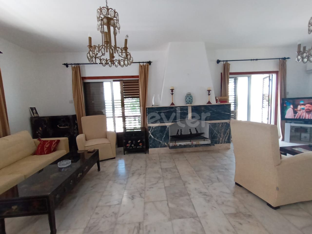 Girne'de ferah, aydınlık 4+1 villa